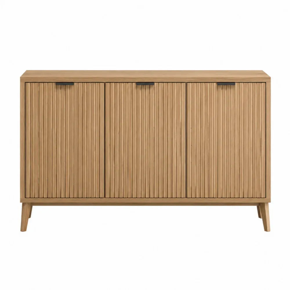 Aparador buffet rectangular de MDF chapado en roble natural con 3 puertas acanaladas y tiradores negros 160 x 40 x 80 cm